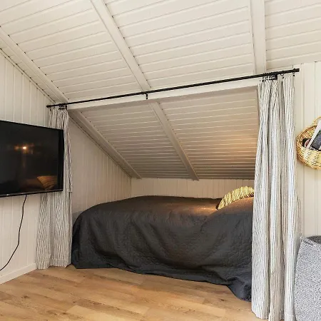 8 Person In Hojslev-by Traum